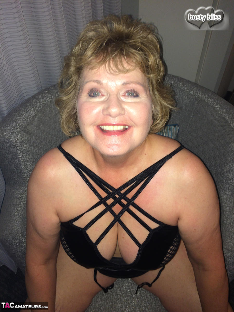 Older woman Busty Bliss receives a pearl necklace during POV action порно фото #426137194