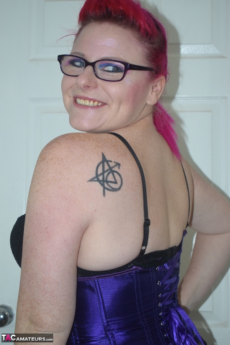 Tattooed chick Mollie Foxxx goes topless in a satin waist cincher and glasses zdjęcie porno #427039995