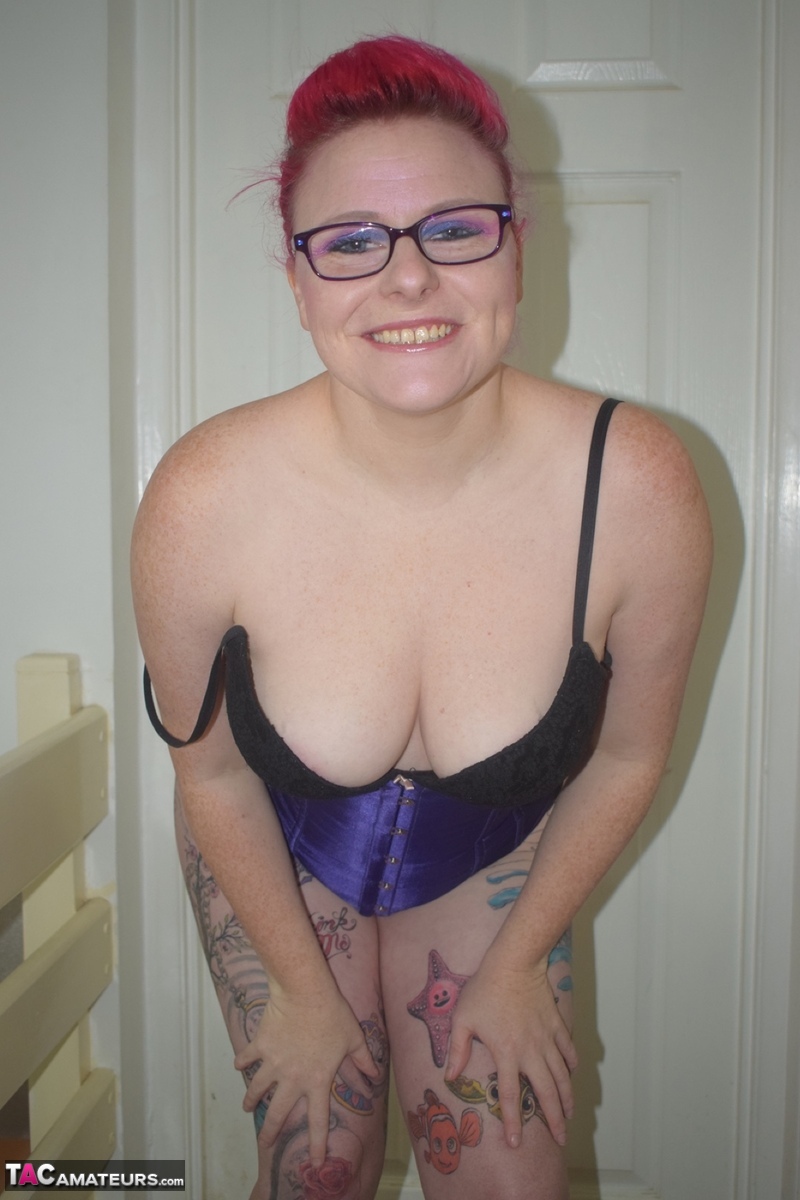 Tattooed chick Mollie Foxxx goes topless in a satin waist cincher and glasses zdjęcie porno #427039999