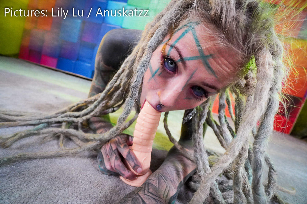 Heavily tattooed chick Anuskatzz toys her asshole while sporting dreadlocks porno foto #423249329