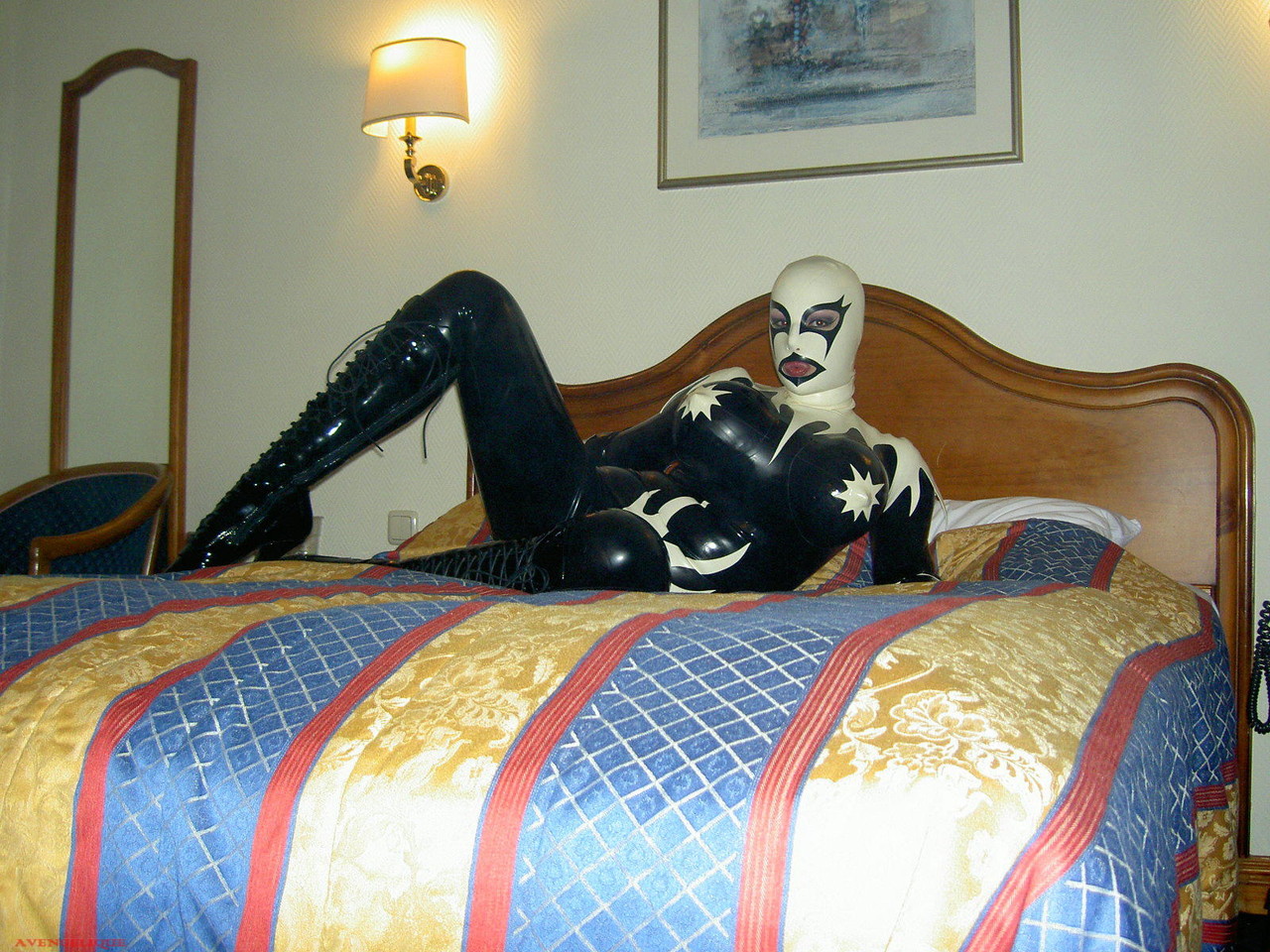 Fetish model Darkwing Zero poses on a hotel room bed in latex clothing foto porno #426050022