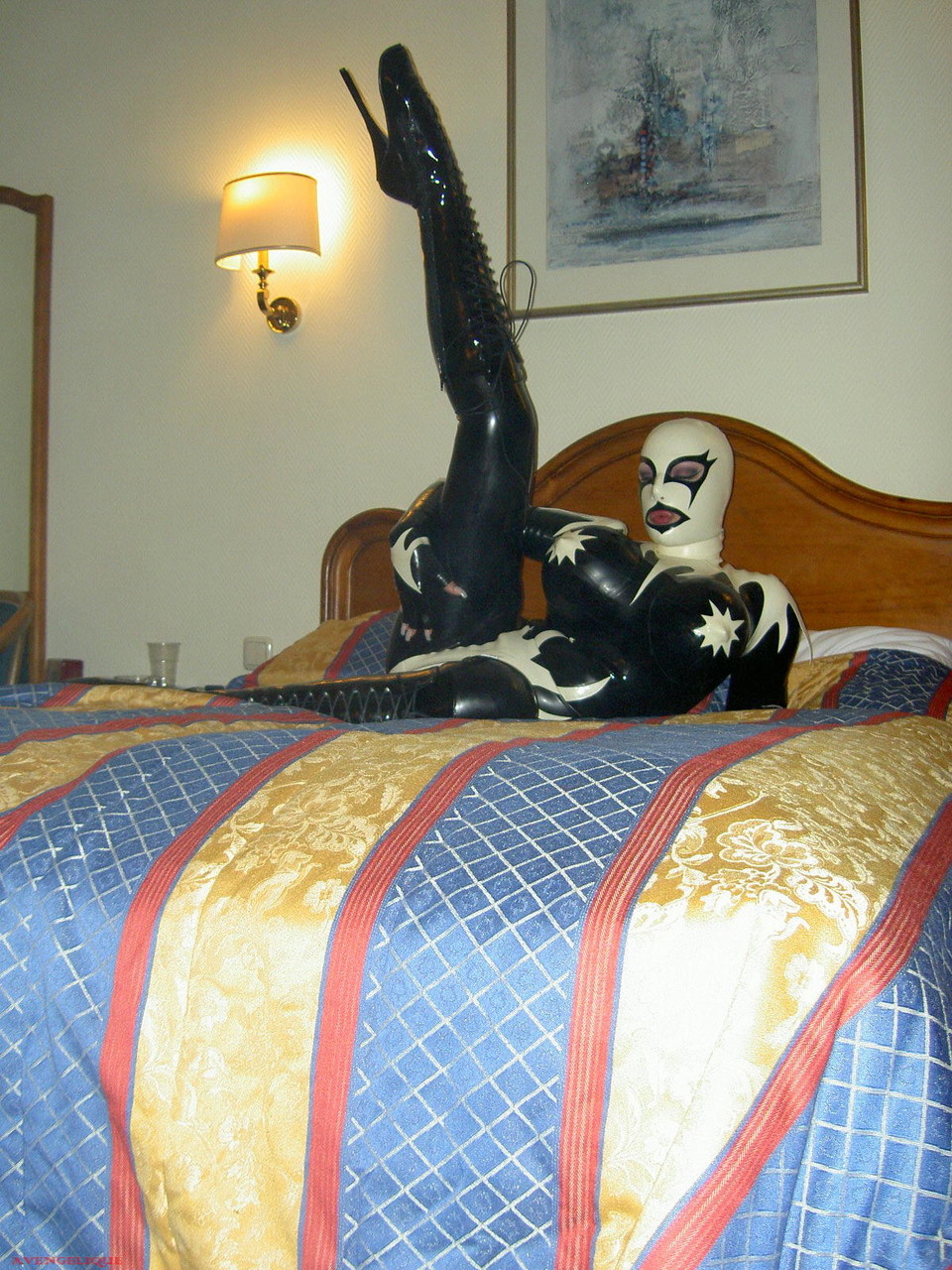 Fetish model Darkwing Zero poses on a hotel room bed in latex clothing 色情照片 #426050023