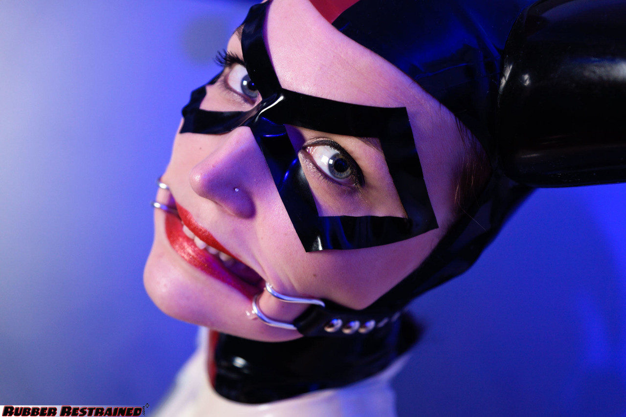 Solo model Dutch Dame sports a mouth spreader while in a rubber costume ポルノ写真 #422716323