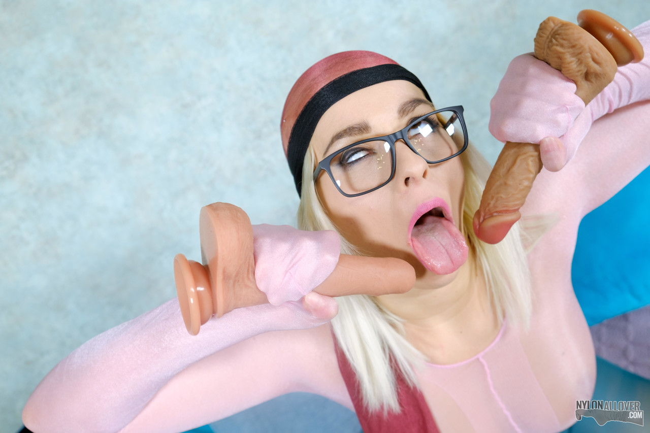 Blonde chick covers herself from head to toe in hose while wearing glasses Porno-Foto #423687051 | Nylon All Over Pics, Pantyhose, Mobiler Porno
