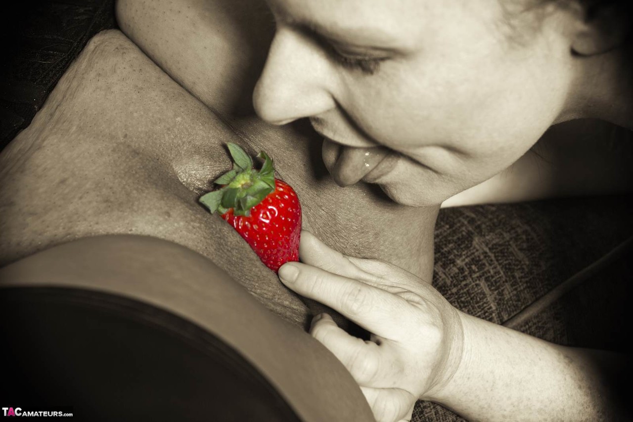 Amateur lesbians partake in foreplay with a blindfold and strawberries 포르노 사진 #428796809