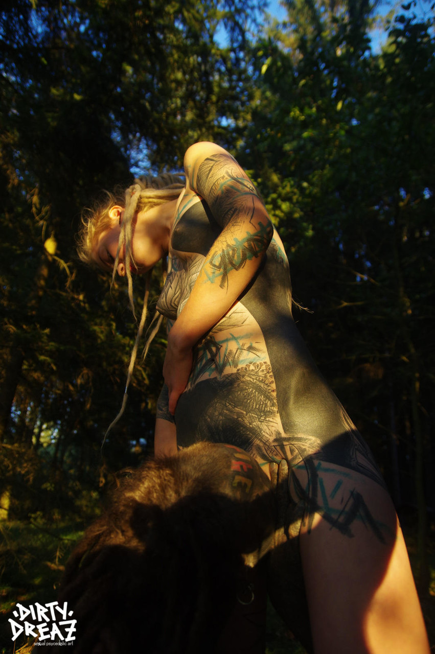 Tatted freaks Anuskatzz & Lily Lu have sexual intercourse on the forest floor foto porno #428987784