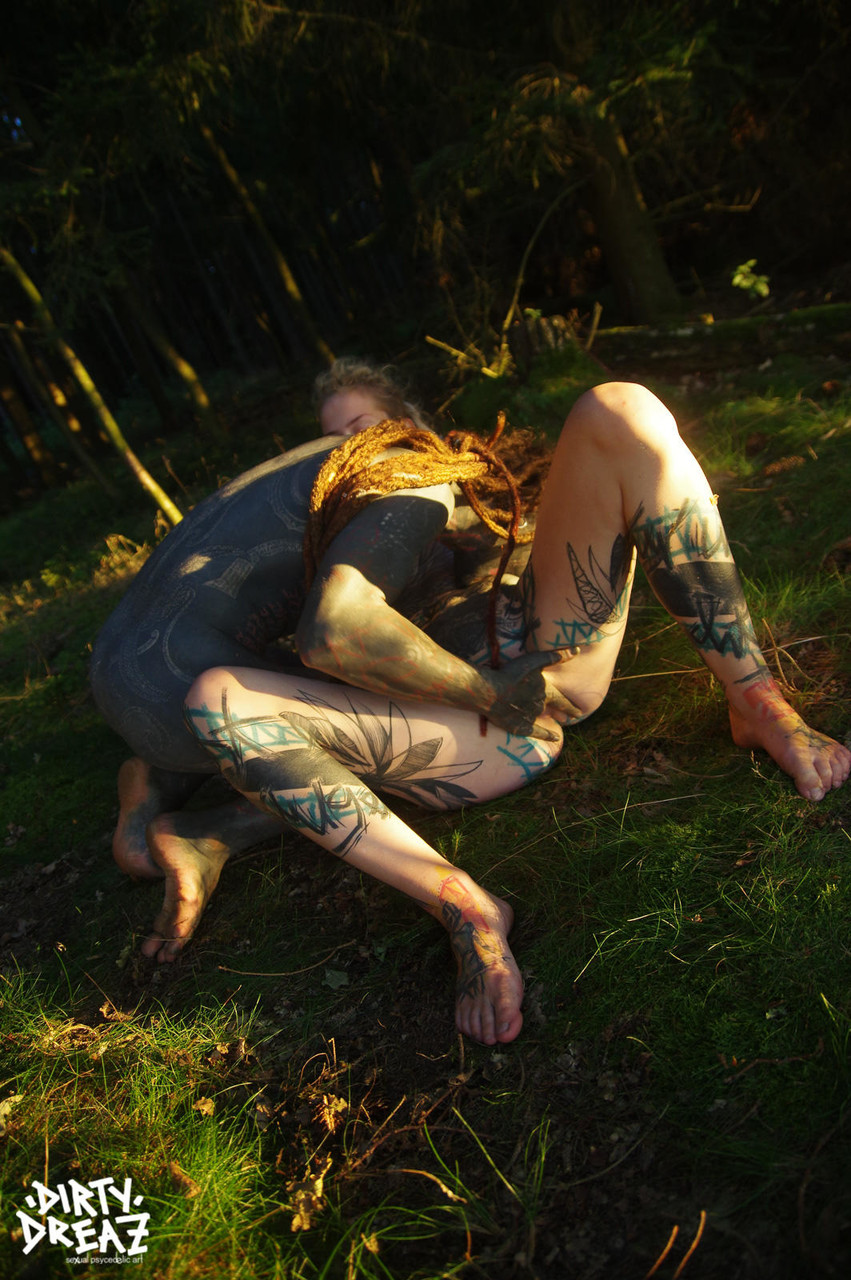 Tatted freaks Anuskatzz & Lily Lu have sexual intercourse on the forest floor foto pornográfica #428987788