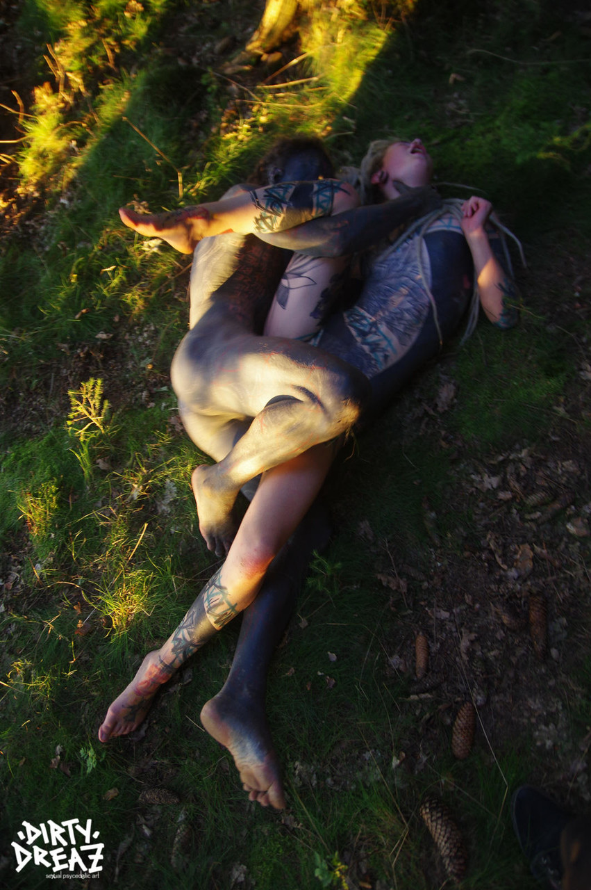 Tatted freaks Anuskatzz & Lily Lu have sexual intercourse on the forest floor foto porno #428987808