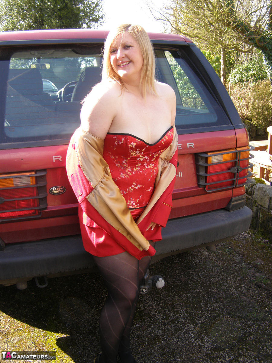 Amateur BBW Samantha shows her big butt and snatch in a Range Rover foto porno #424687571