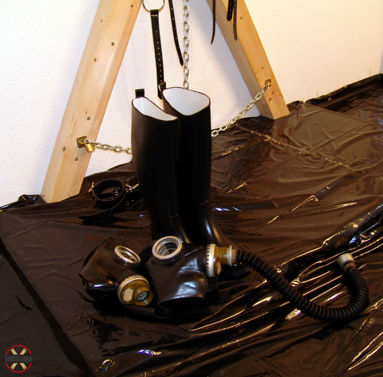 Rubber suit adorned man zips up his partner's full body rubber wear attire 色情照片 #429131367 | Bound Studio Pics, Latex, 手机色情