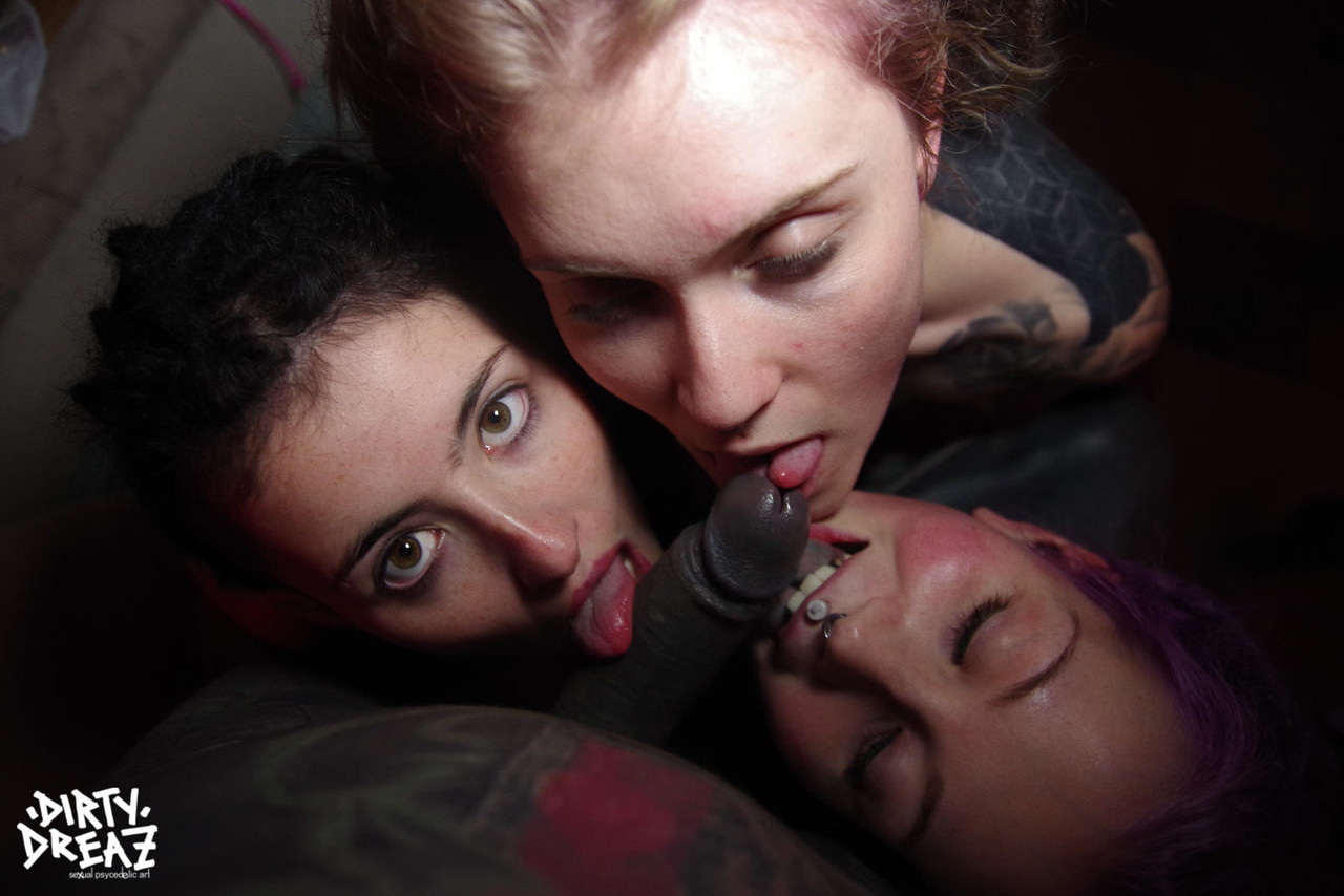 Three alternative girls share a tattooed penis during close up action foto porno #428792205