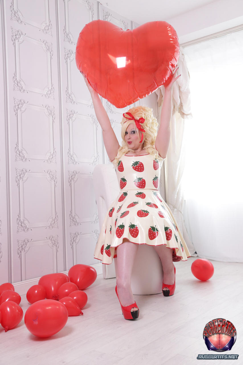 Thick blonde Avengelique models a latex dress in hosiery and red heels porno fotoğrafı #423774294