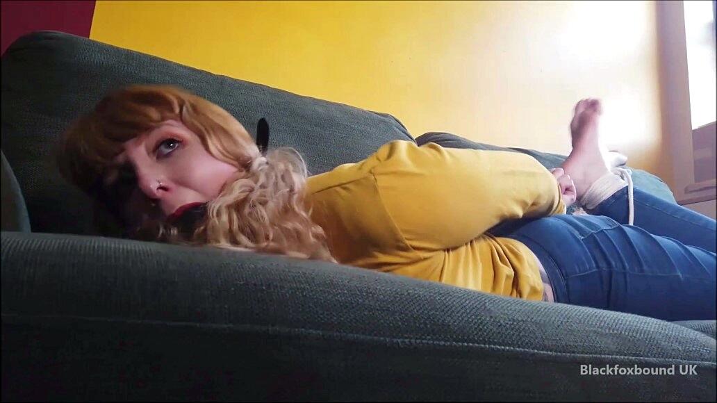 Barefoot white girl is hogtied on a sofa while ball gagged in her clothing foto pornográfica #425132919