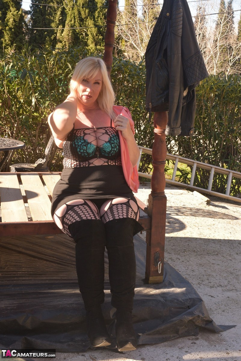 Overweight blonde Melody uncovers her brassiere on a patio in OTK boots foto pornográfica #427562750