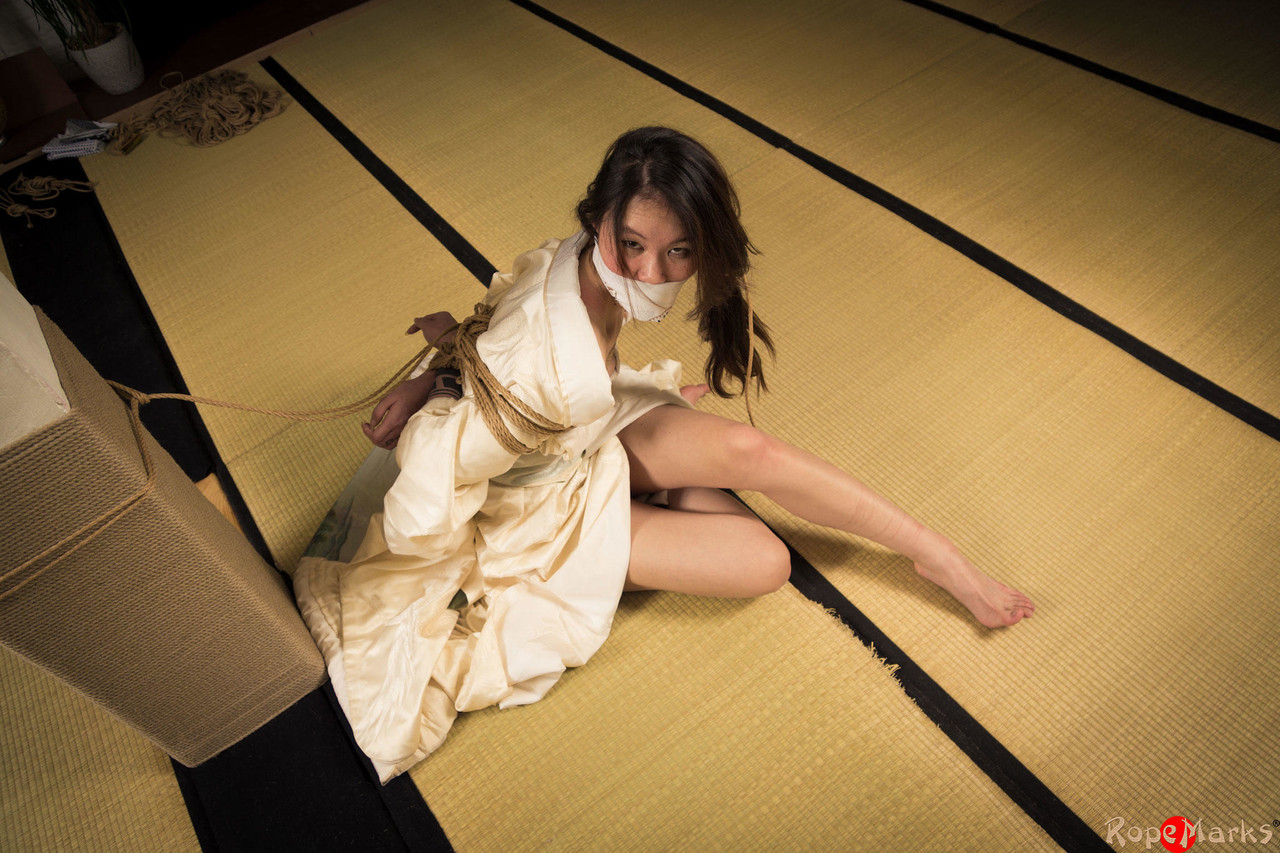 Japanese female Flawless Meow is gagged during a Shibari session foto porno #426964615