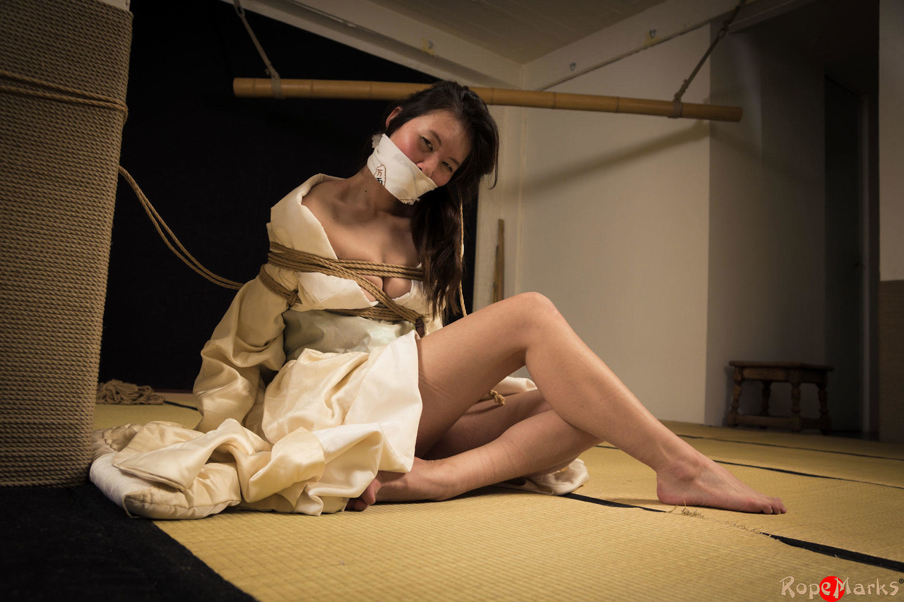 Japanese female Flawless Meow is gagged during a Shibari session Porno-Foto #426964627