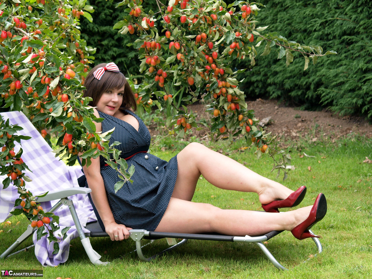 Fat Amateur Roxy Shows Her Bare Legs In A Short Dress In The Backyard