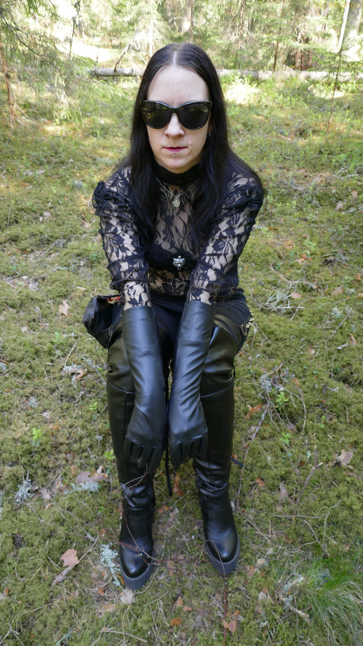 Clothed female wears leather gloves and boots plus shades in the woods foto pornográfica #427309984