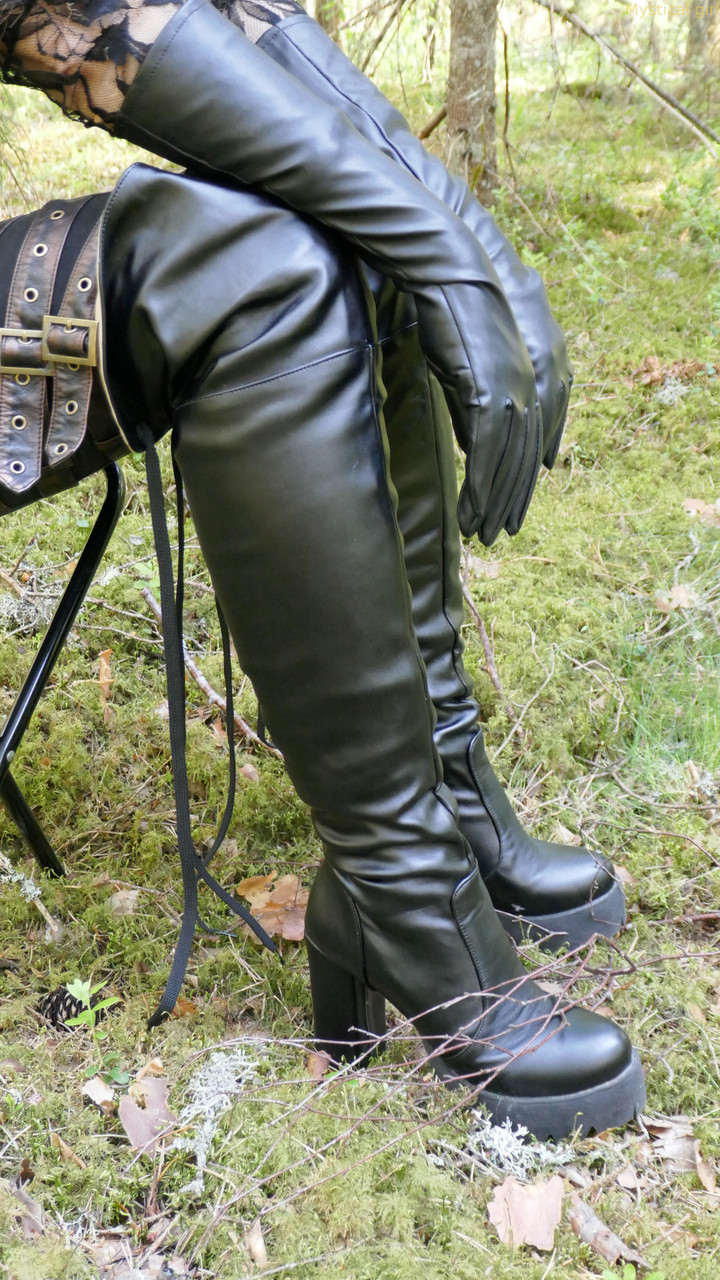 Clothed female wears leather gloves and boots plus shades in the woods foto porno #427309996