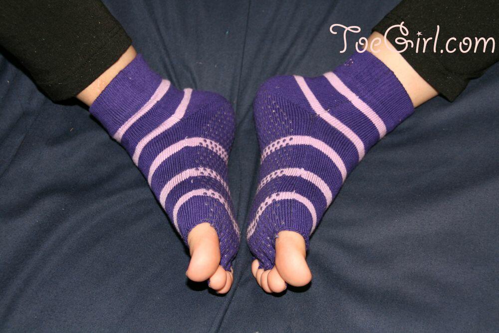 Caucasian female displays her painted toenails in toeless socks foto pornográfica #426657085