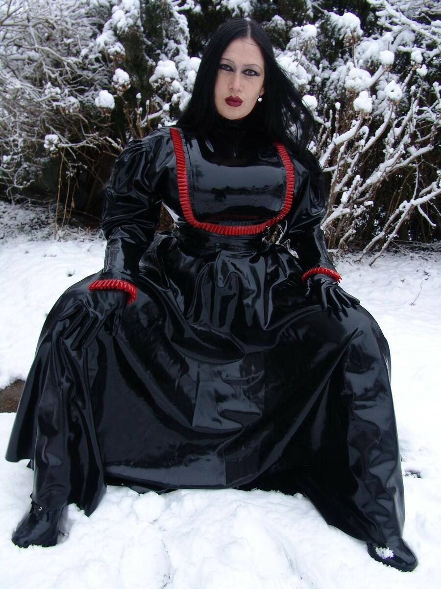 Goth woman Lady Angelina models a black latex dress on snow-covered ground foto pornográfica #423838485