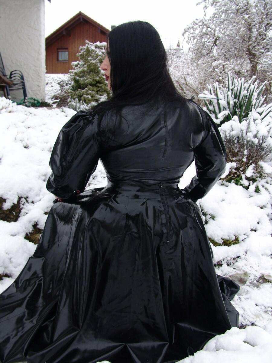 Goth woman Lady Angelina models a black latex dress on snow-covered ground ポルノ写真 #423838488 | Fetish Lady Angelina Pics, Lady Angelina, Latex, モバイルポルノ