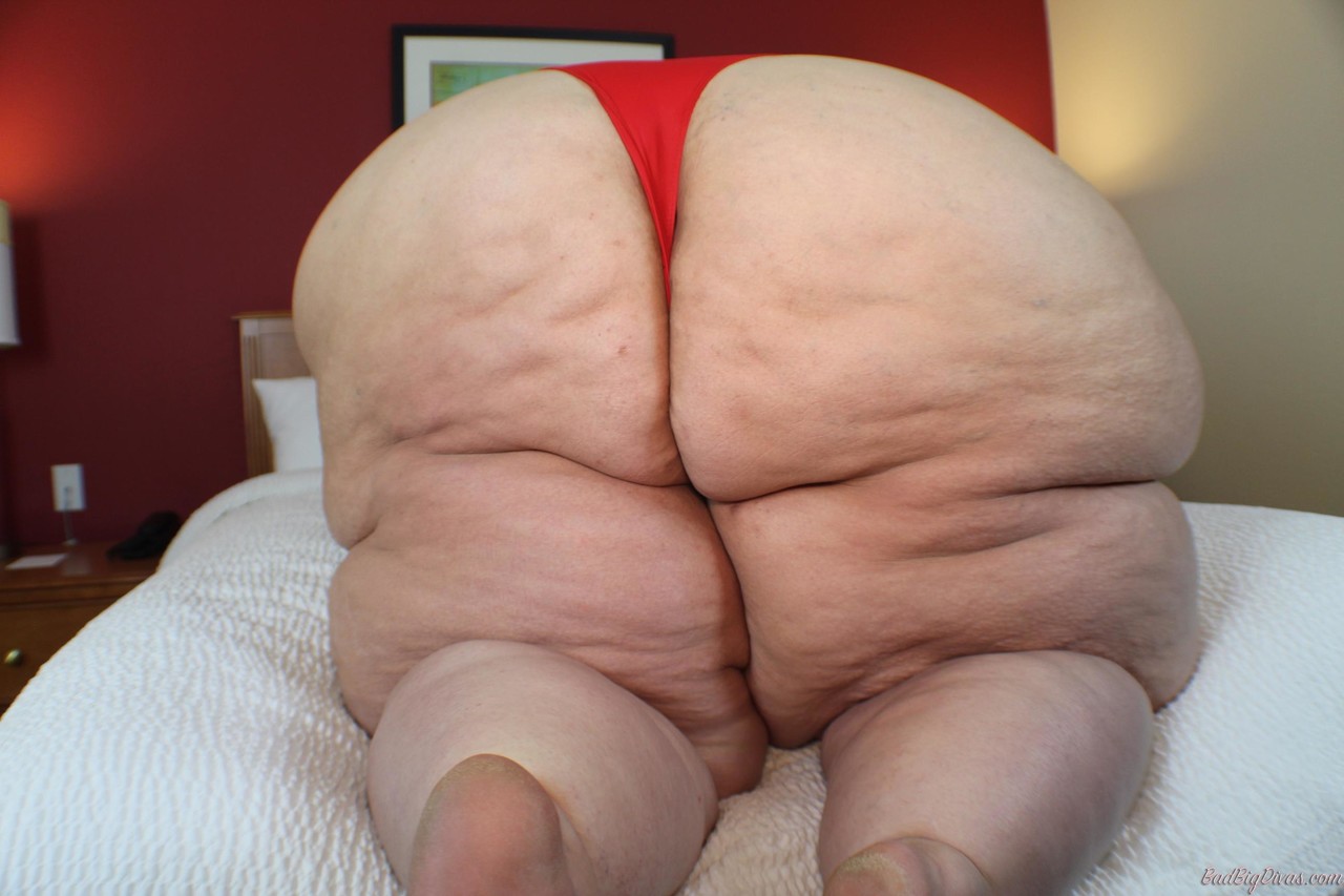 SSBBW Queen Nora releases her massive ass and belly roll from a bikini foto porno #424159378