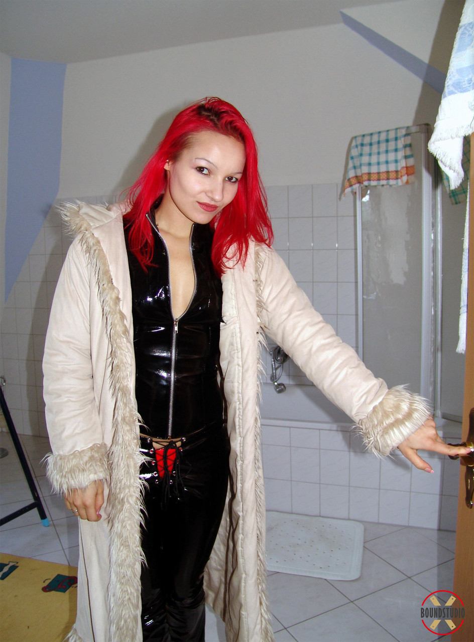 Solo girl with dyed hair Tkbaby practices self bondage in a home dungeon