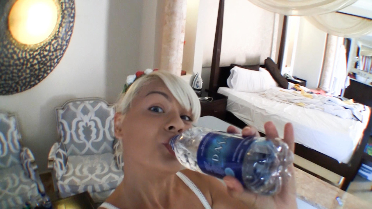 Platinum blonde Jasmine Rouge blows cum bubbles during a POV blowjob foto porno #427362166