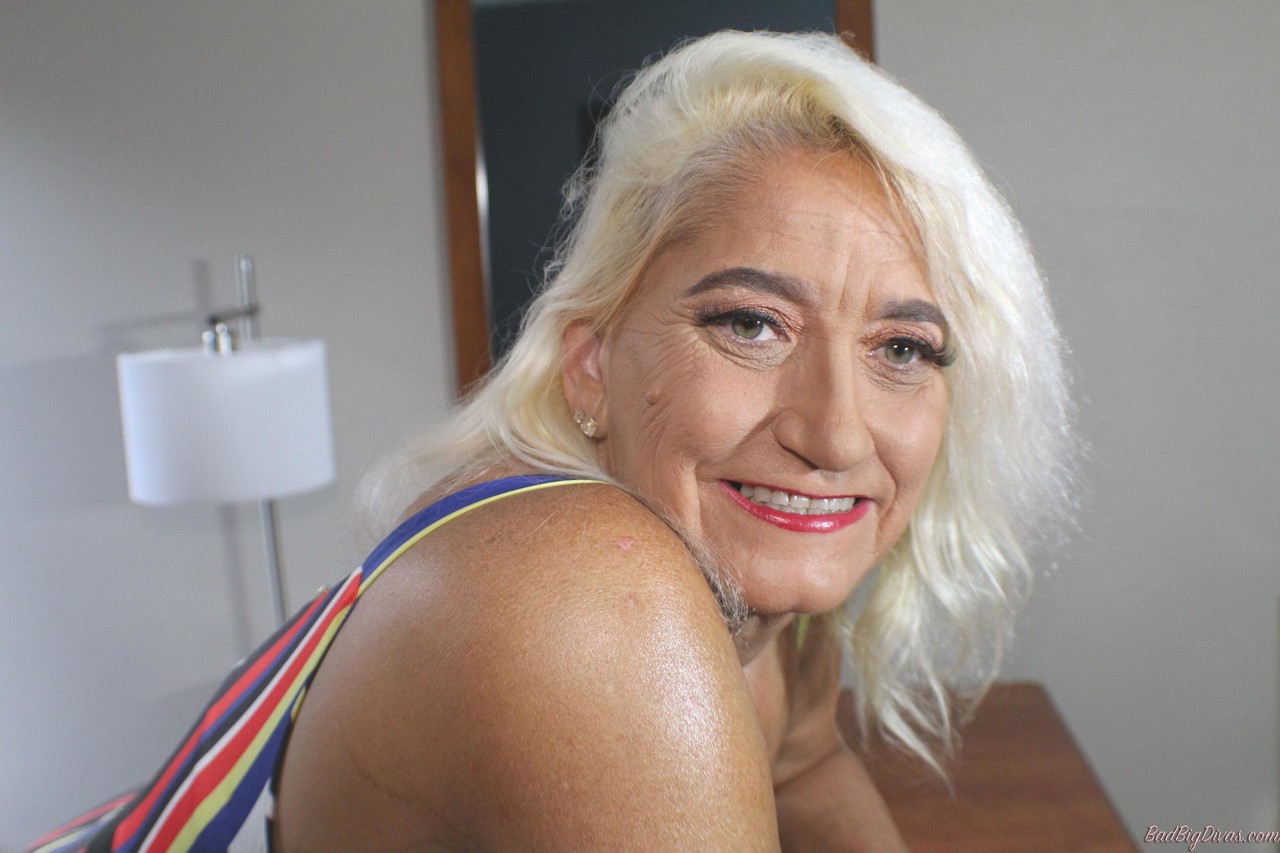 Blonde granny Amber Conners hikes her dress up to show her massive ass foto porno #423887515