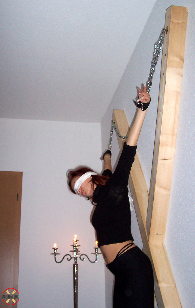 Blindfolded redhead Lilu Natilova is chained to a St Andrew's Cross 色情照片 #424831036