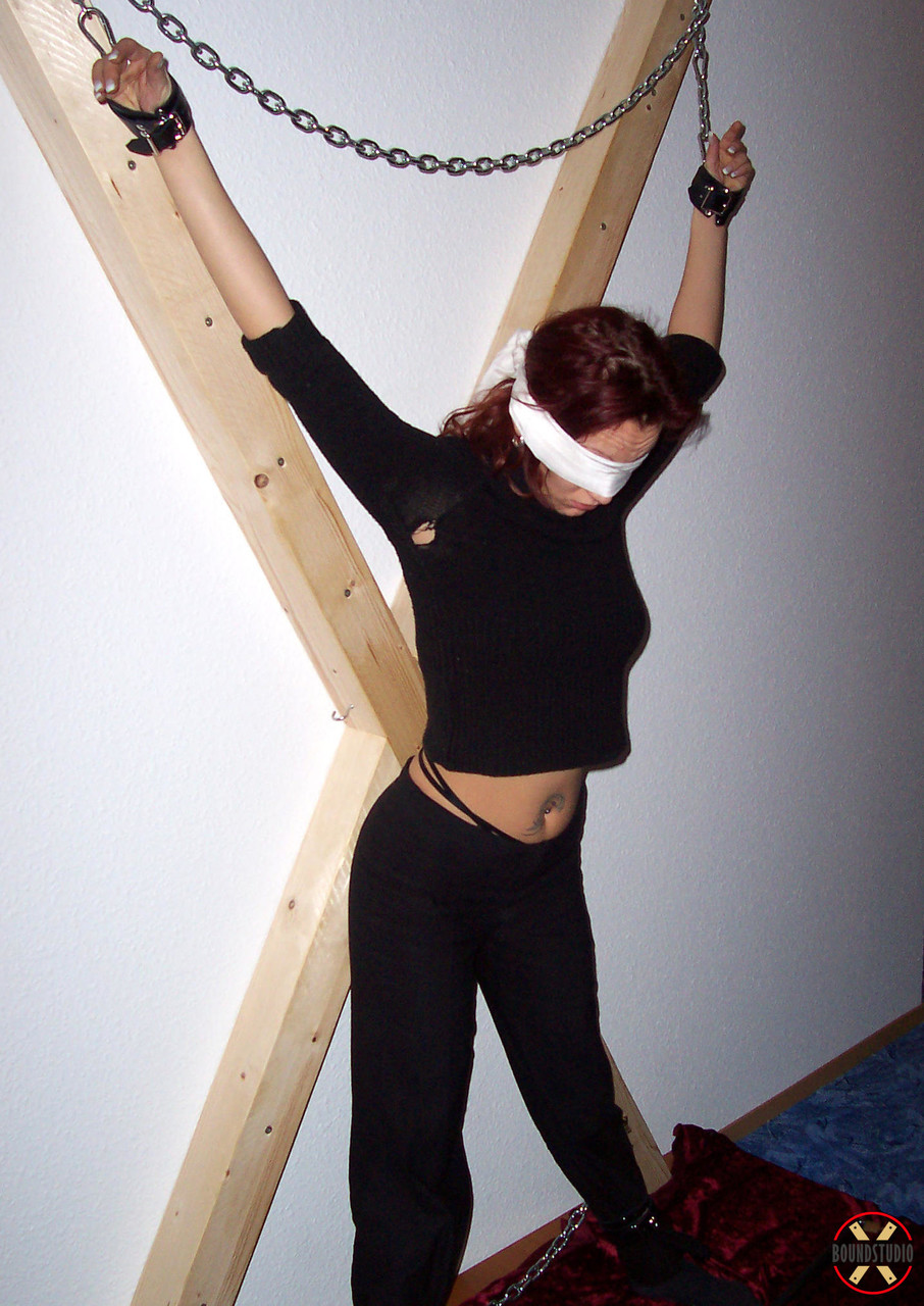 Blindfolded redhead Lilu Natilova is chained to a St Andrew's Cross foto porno #424831041