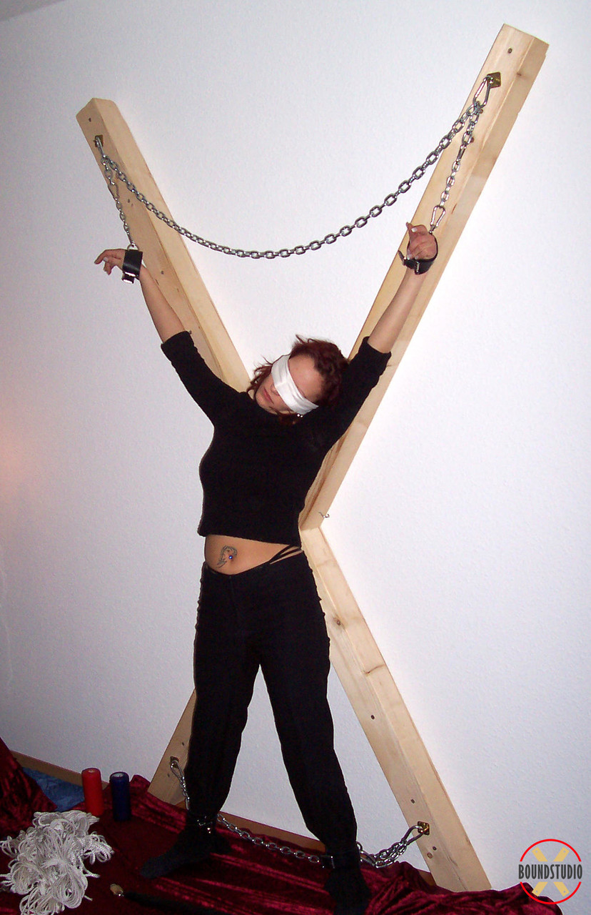 Blindfolded redhead Lilu Natilova is chained to a St Andrew's Cross porno fotoğrafı #424831042