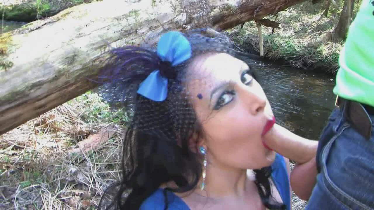 Pictures Busty Blue Rubber Diva Outdoor Blowjob & Handjob with Red NailsBlow porno fotoğrafı #427714347