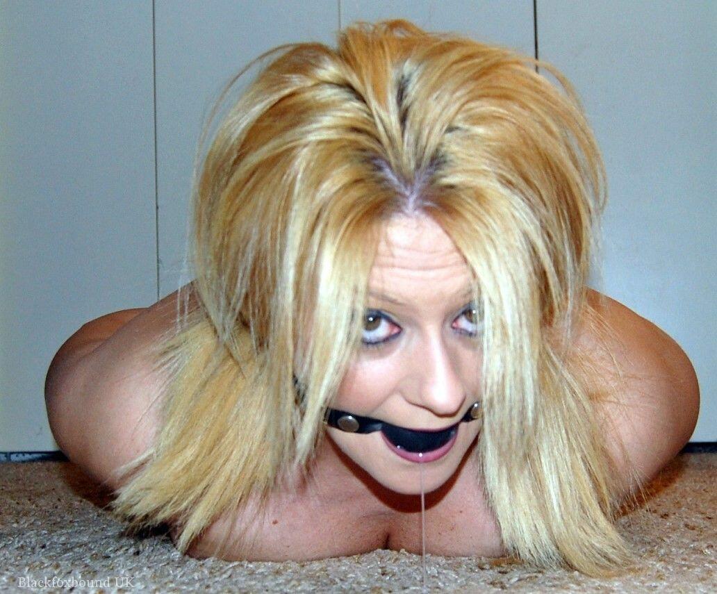 Natural blonde Adrienna loses a ball gag for a brief moment to give head Porno-Foto #428121052