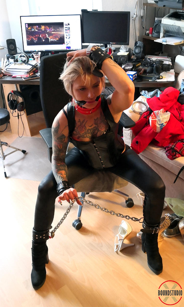 Blond girl Roxxxi Manson struggles against a gag while chained in leather wear 色情照片 #427648867