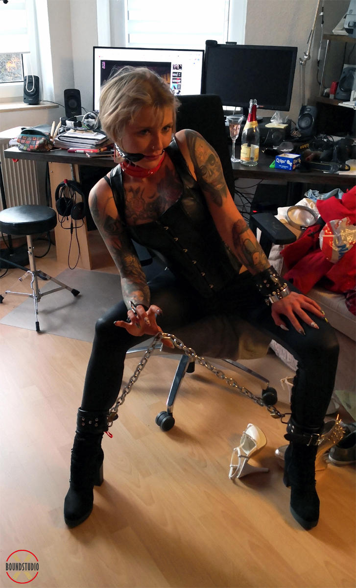 Blond girl Roxxxi Manson struggles against a gag while chained in leather wear foto porno #427648871