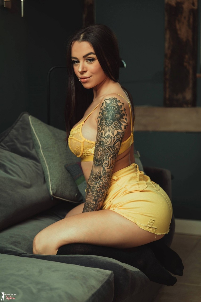 Tattooed model Mia Stryker uncups her nice tits while wearing black knee socks Porno-Foto #426551012