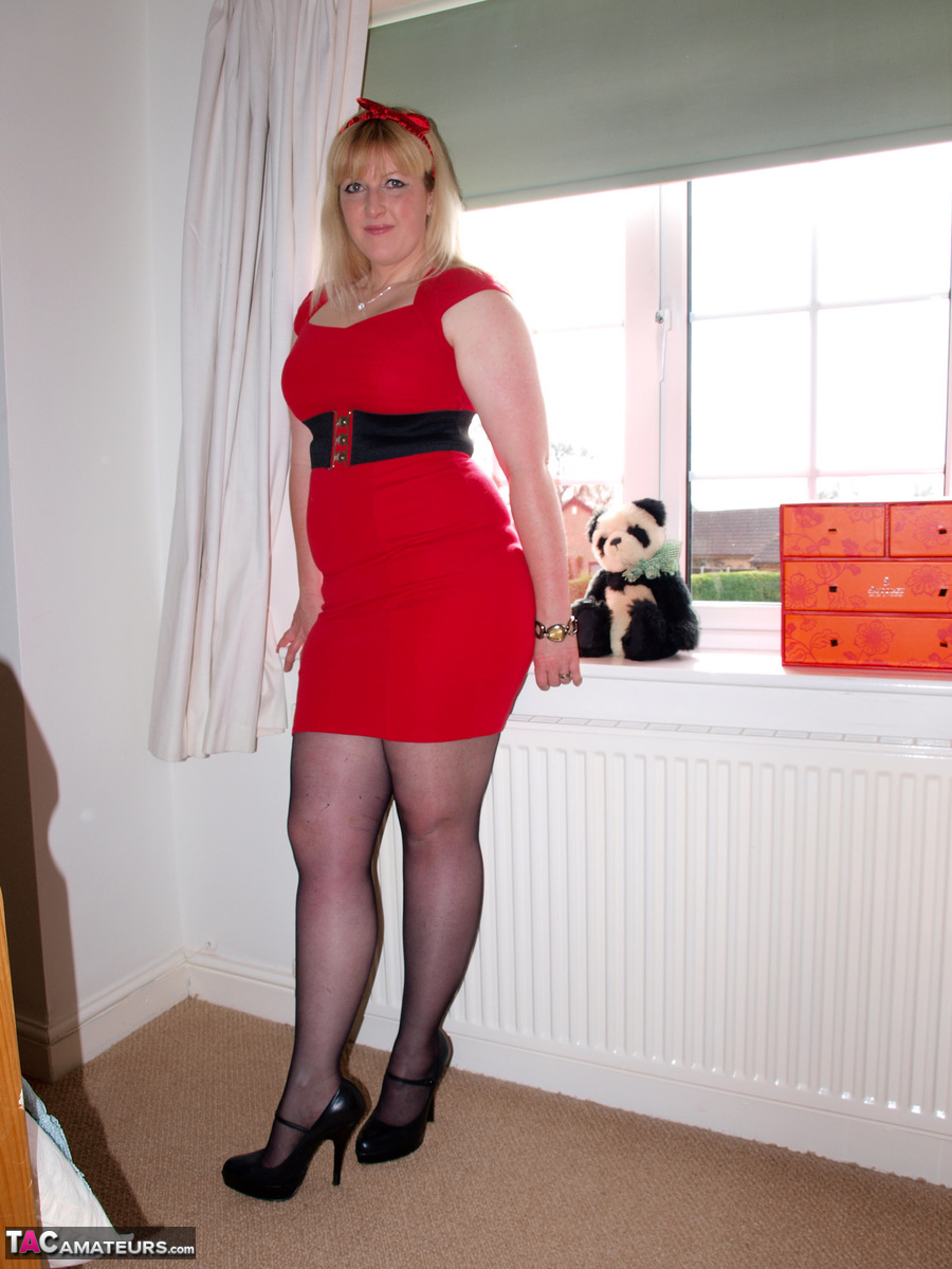 Amateur plumper Samantha removes a red dress to model in her underthings ポルノ写真 #427259905 | TAC Amateurs Pics, Samantha, BBW, モバイルポルノ