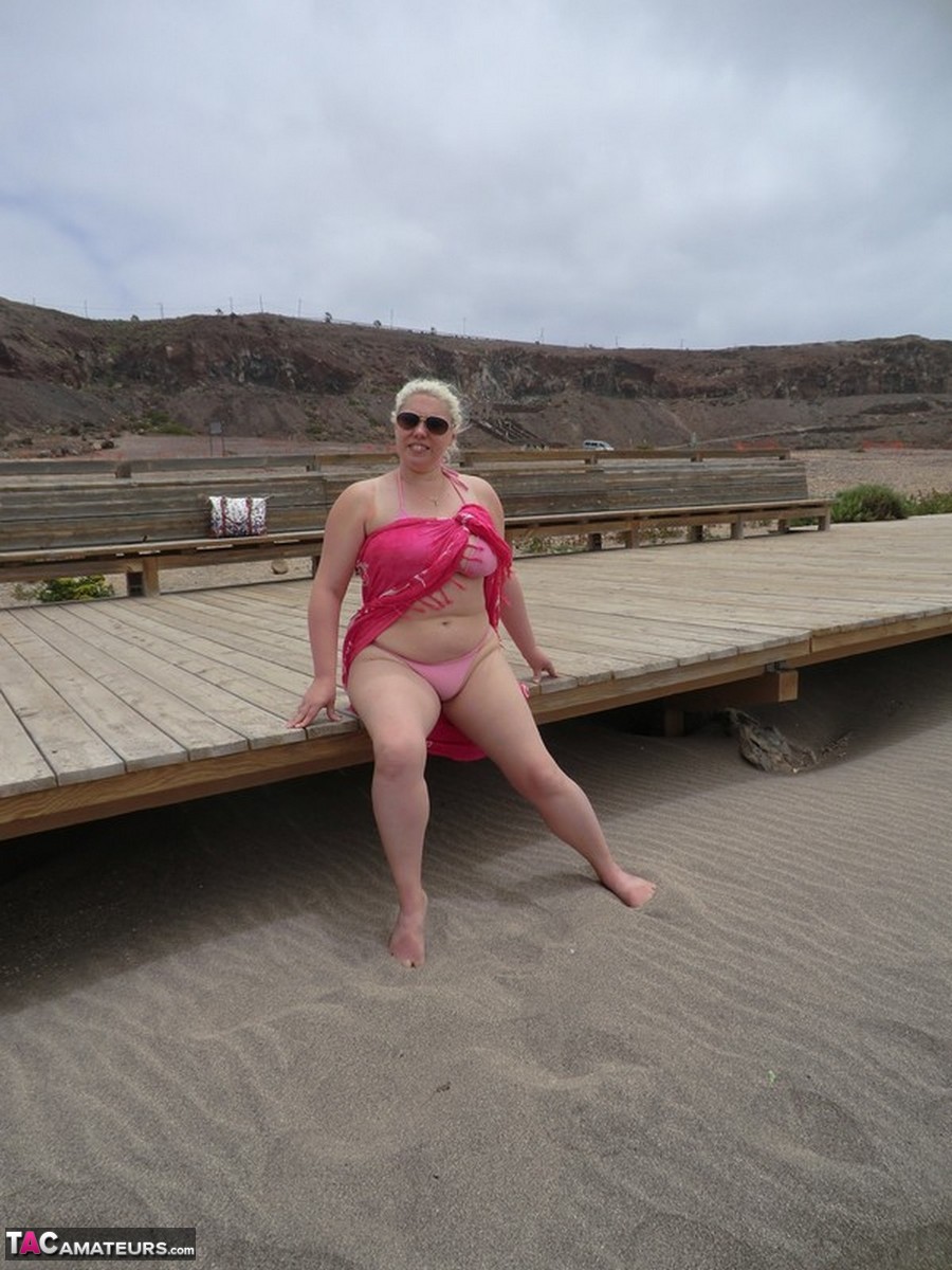 Older platinum blonde Barby exposes her plump body at the seaside foto porno #428586670