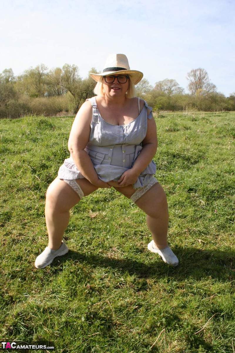 Obese UK blonde Lexie Cummings masturbates in a field while wearing hosiery ポルノ写真 #426442514