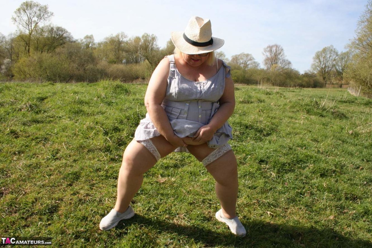 Obese UK blonde Lexie Cummings masturbates in a field while wearing hosiery zdjęcie porno #426442518
