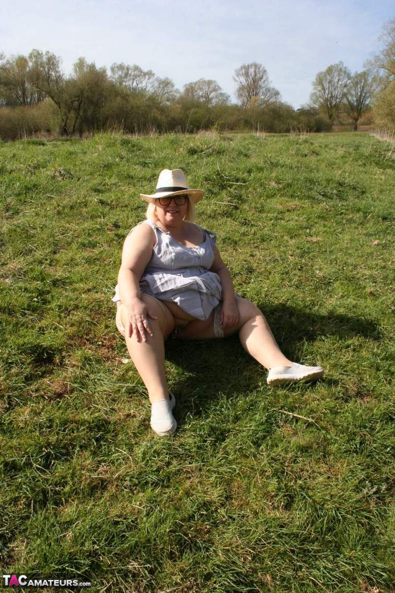 Obese UK blonde Lexie Cummings masturbates in a field while wearing hosiery porn photo #426442522