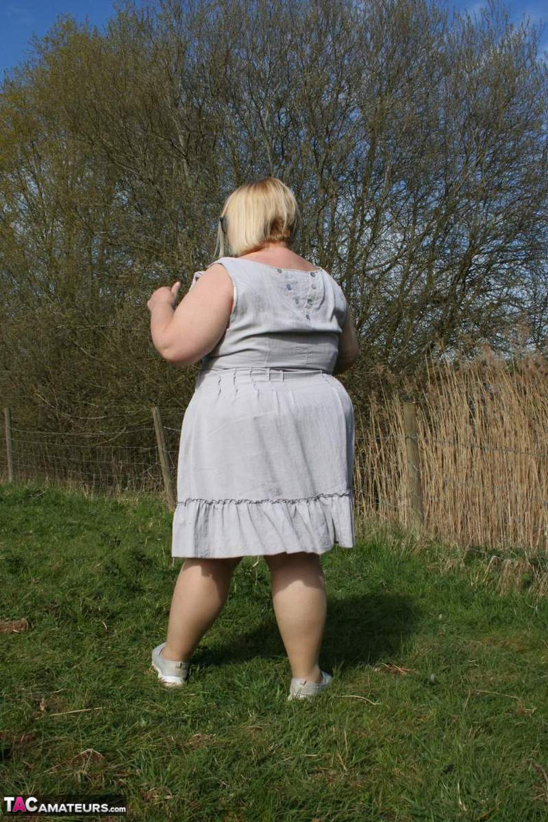 Obese UK blonde Lexie Cummings masturbates in a field while wearing hosiery foto pornográfica #426442552