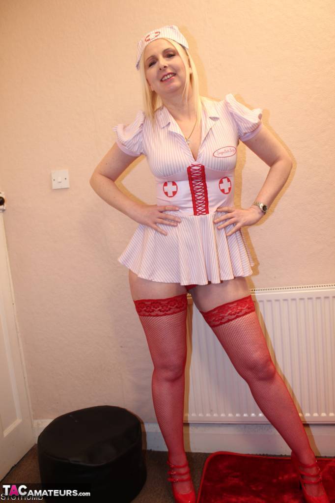Blondie UK nurse Tracey Lain sucks on a cock prior to a vaginal fuck foto porno #426284879