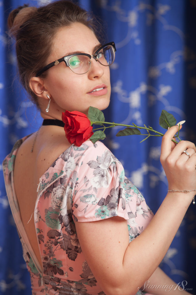 Nerdy 18 year old Liza Loo holds a rose showing her firm breasts in glasses 色情照片 #423849723