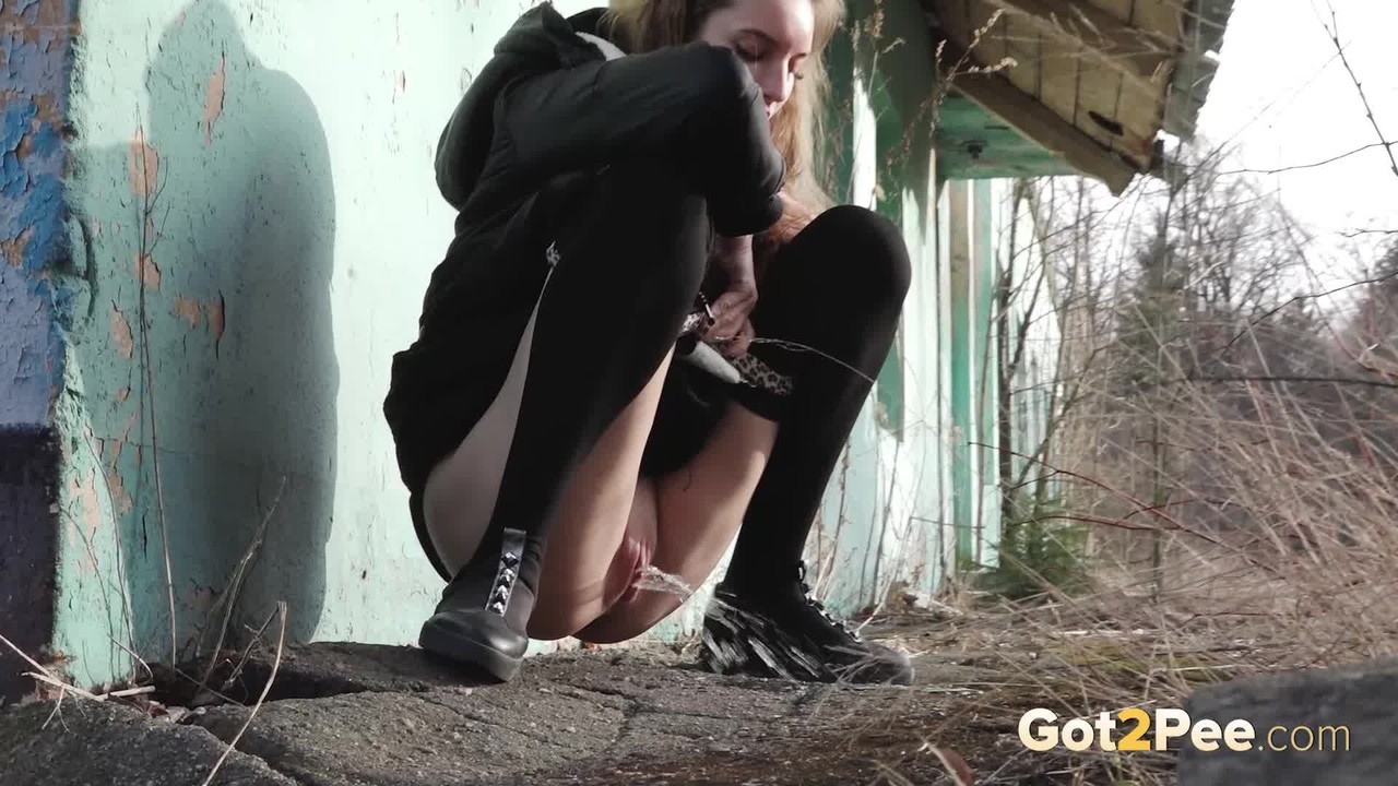 Solo girl pulls down black hose before squatting to pee beside a building foto porno #427212329