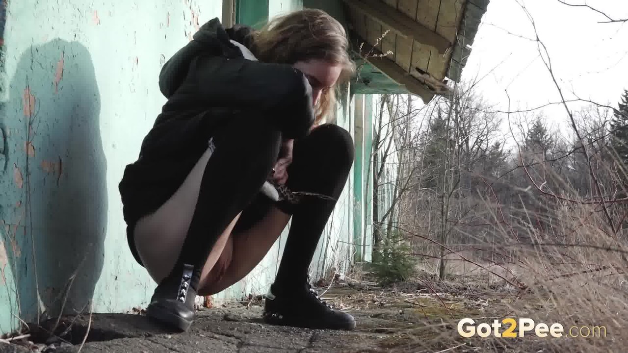 Solo girl pulls down black hose before squatting to pee beside a building 色情照片 #427212337 | Got 2 Pee Pics, Vika, Public, 手机色情