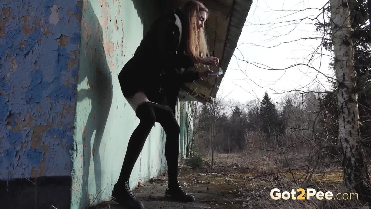Solo girl pulls down black hose before squatting to pee beside a building porno fotoğrafı #427212339