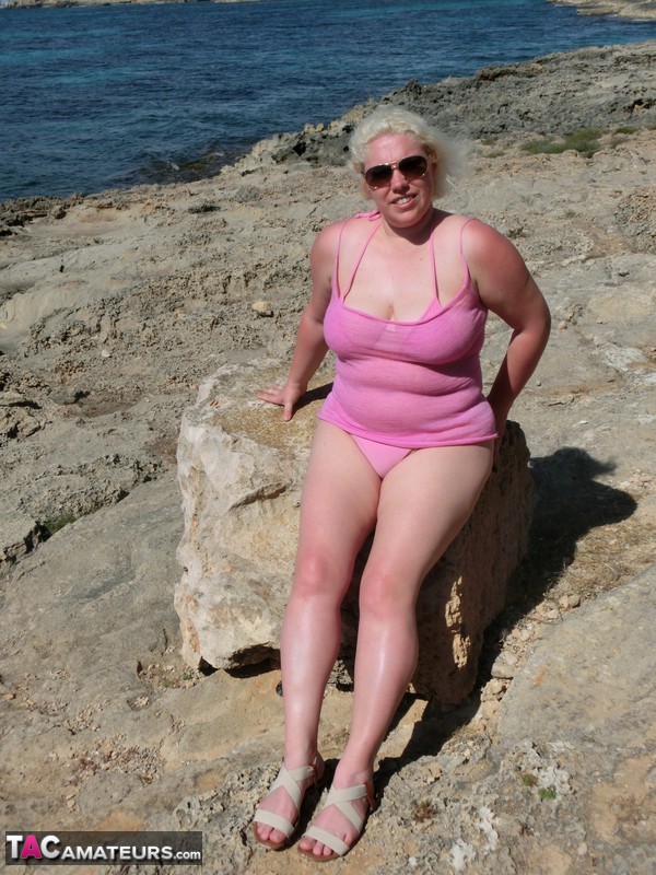 Chubby older blonde Barby gets naked in shades near the ocean порно фото #428328612